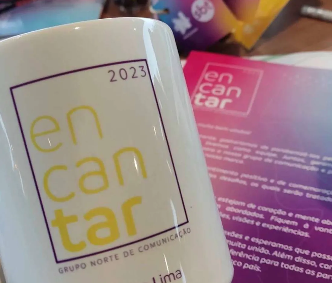 Caneca personalizada ao lado de um cartão