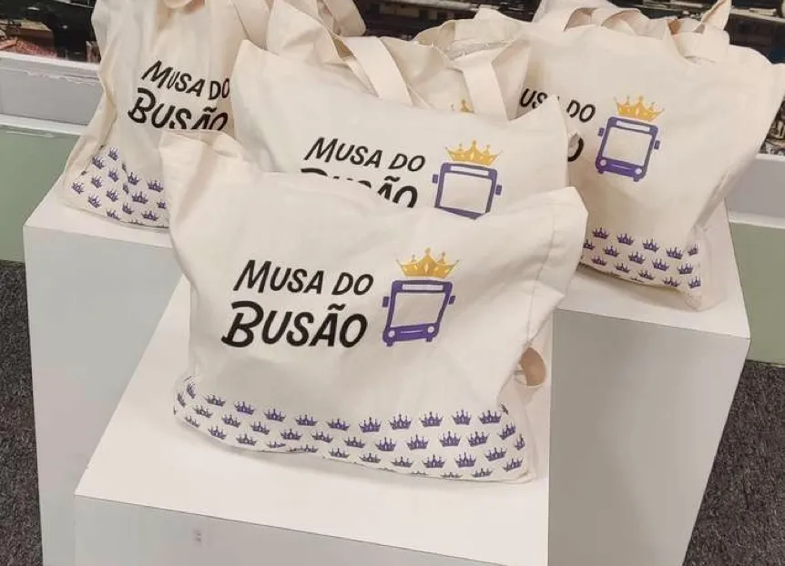 Ecobags personalizadas sobre um expositor