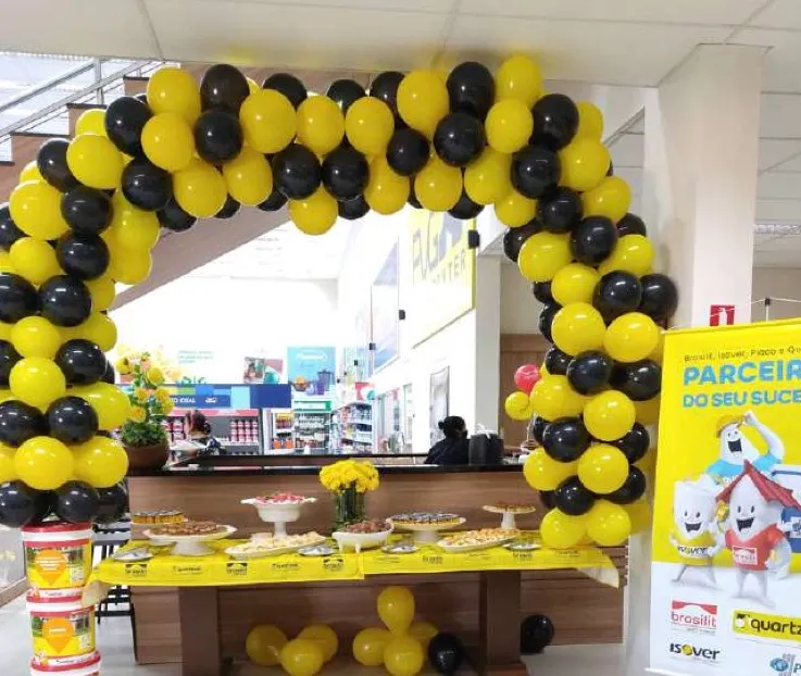 Mesa de ação promocional com arco de balões