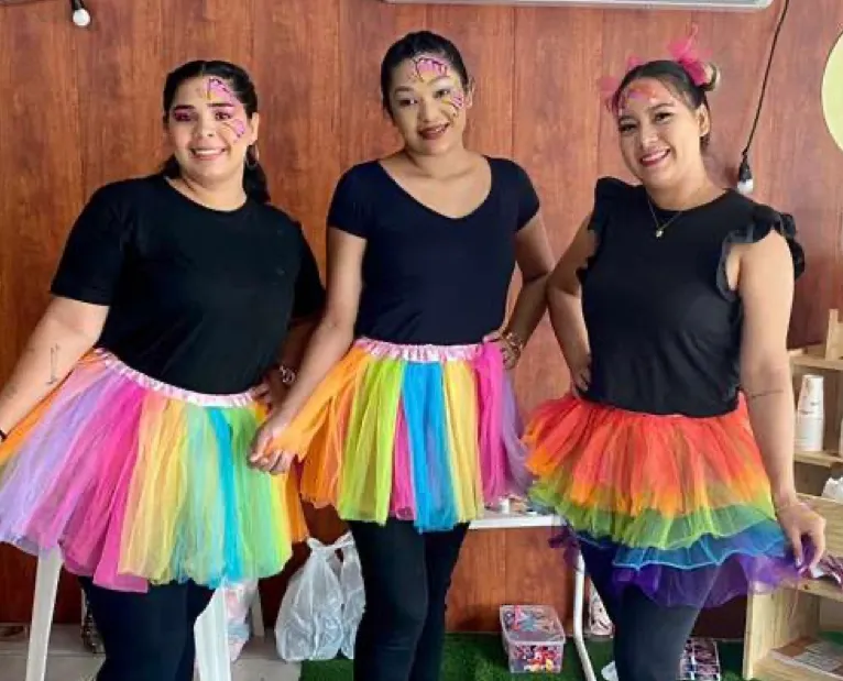 Equipe de pintura de rosto em ação infantil