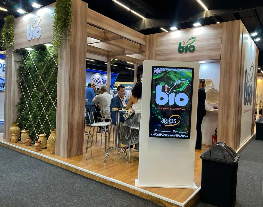 Stand de madeira com painel digital em uma feira