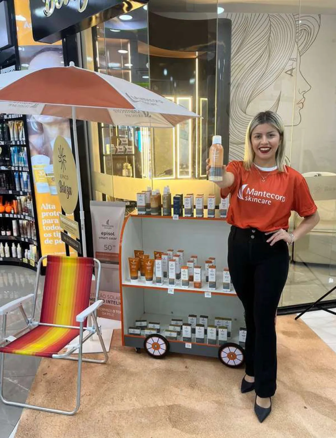 Promotora apresentando protetor solar em ação no ponto de venda