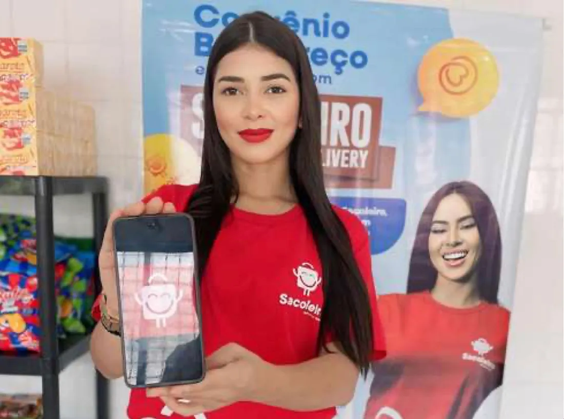 Promotora mostrando o aplicativo da marca no celular