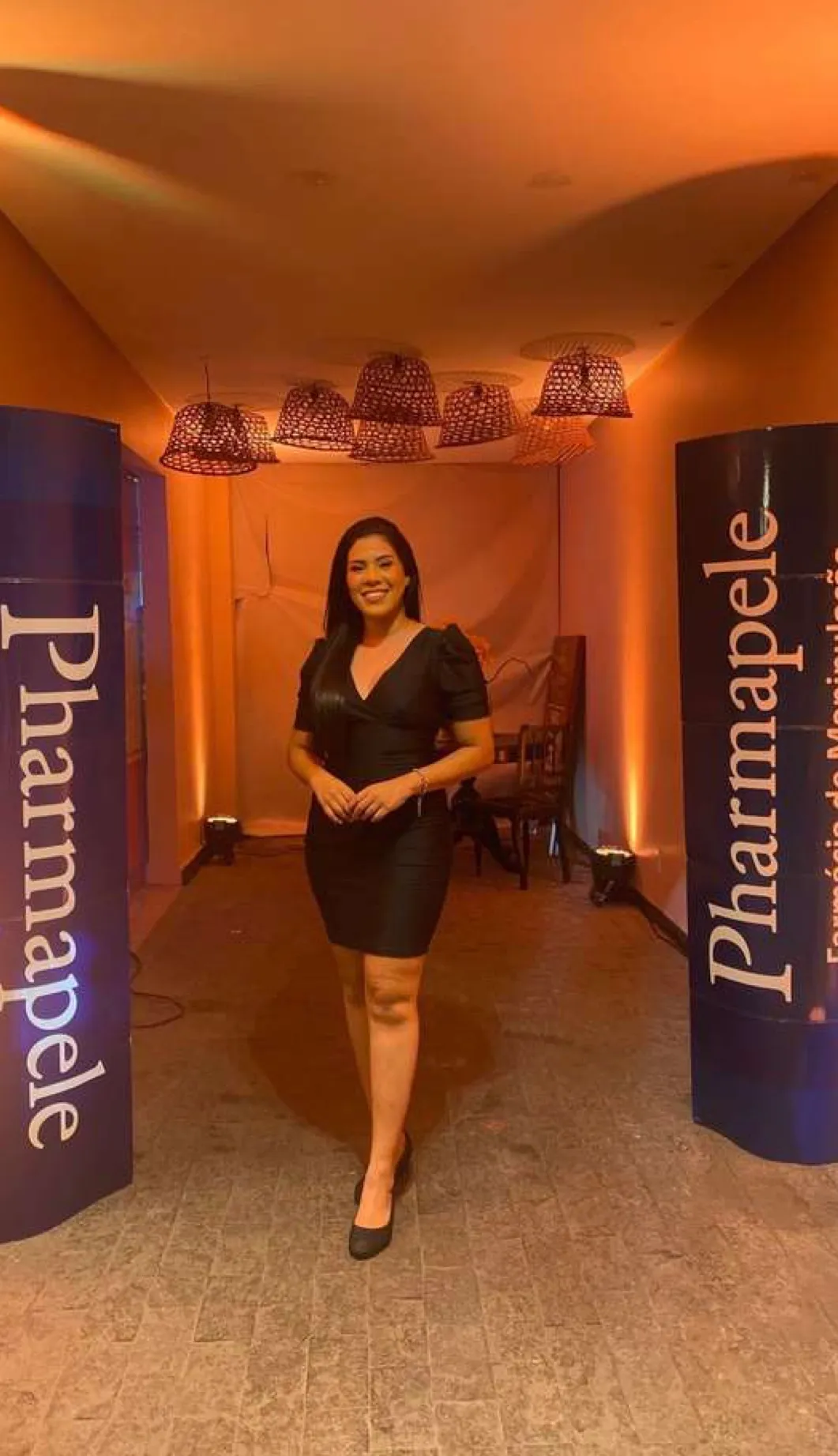 Recepcionista na entrada de um evento