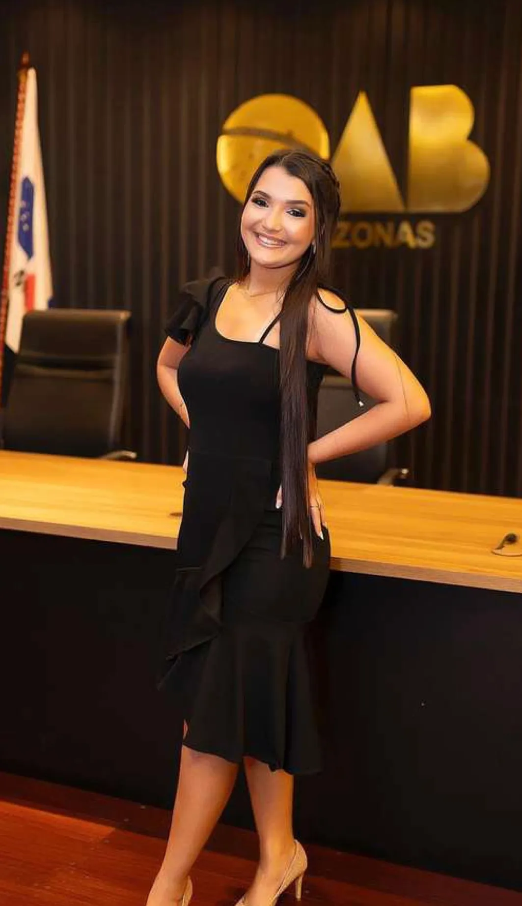 Recepcionista em frente ao painel do evento