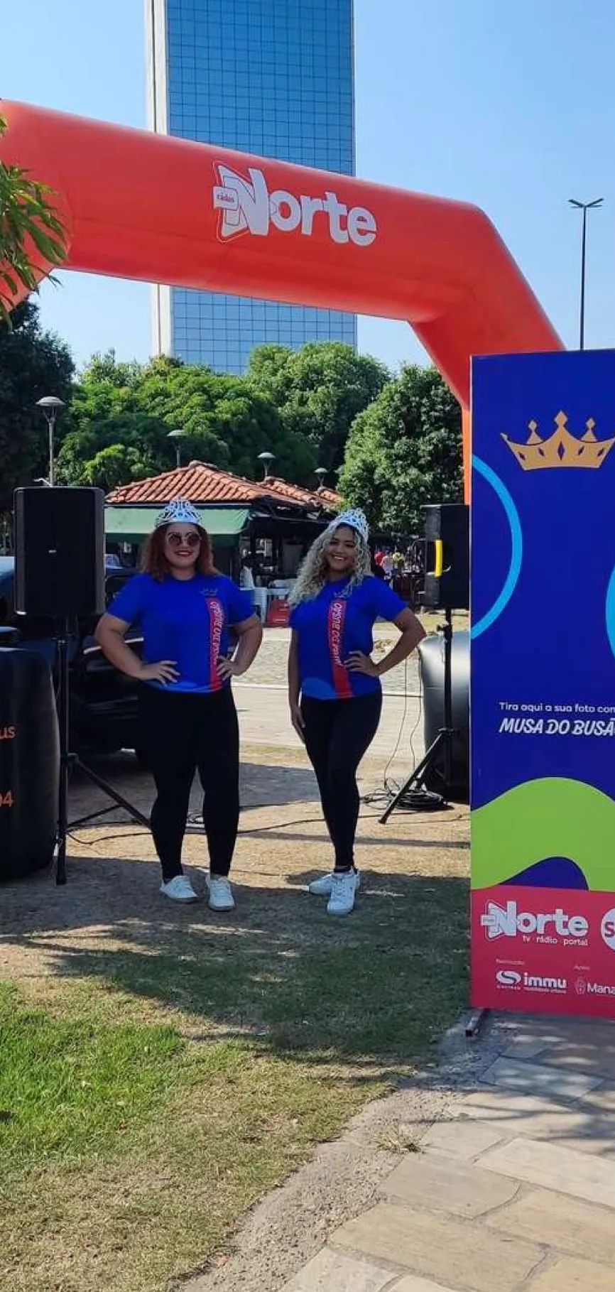 Duas promotoras em ação de marca em uma praça