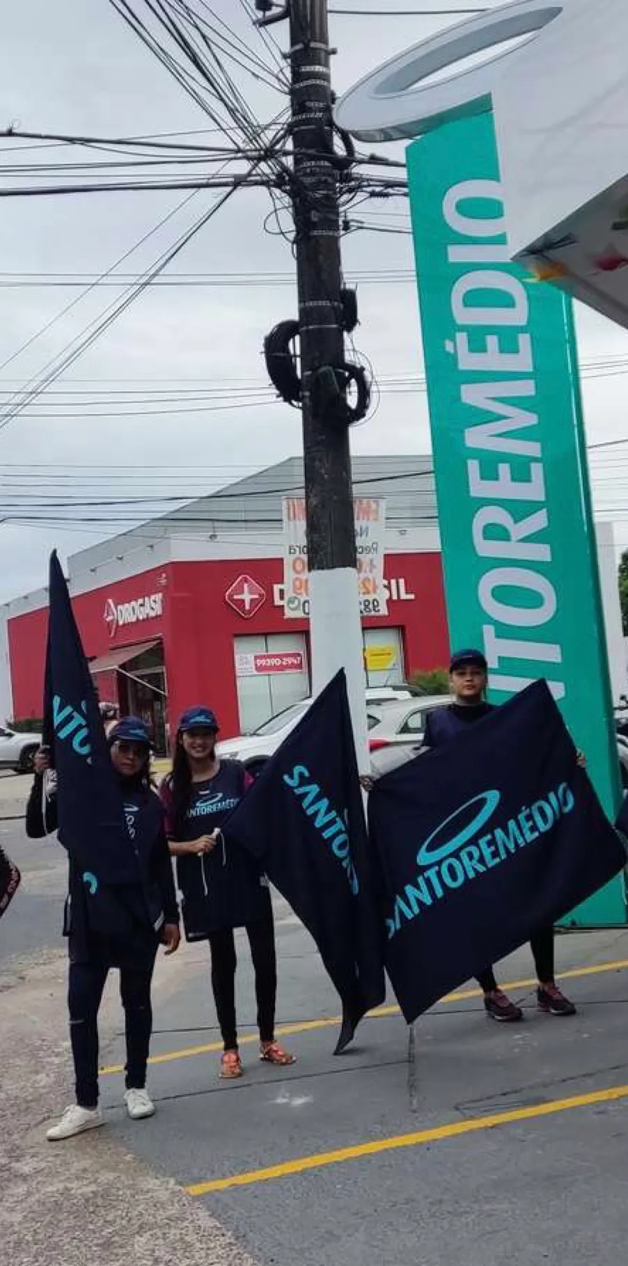 Bandeirada com quatro promotores em uma esquina